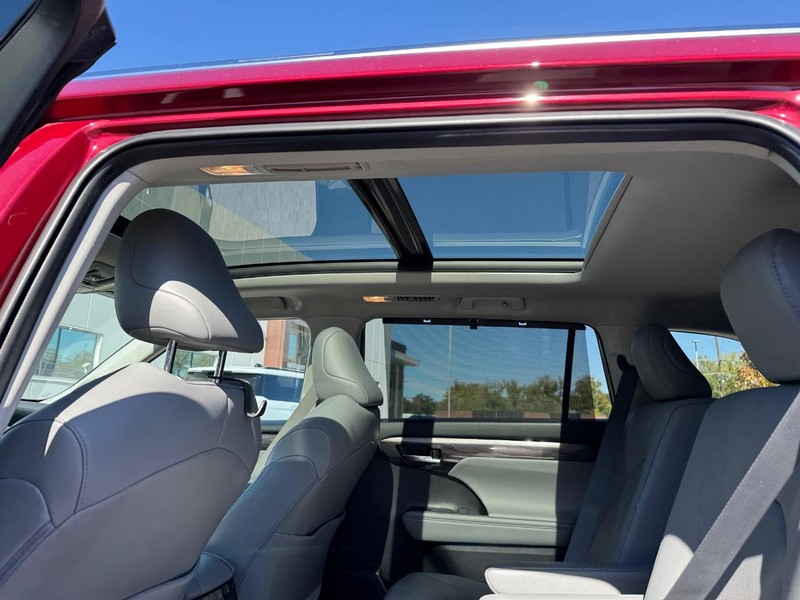 Toyota Highlander Vehicle Full-screen Gallery Image 12