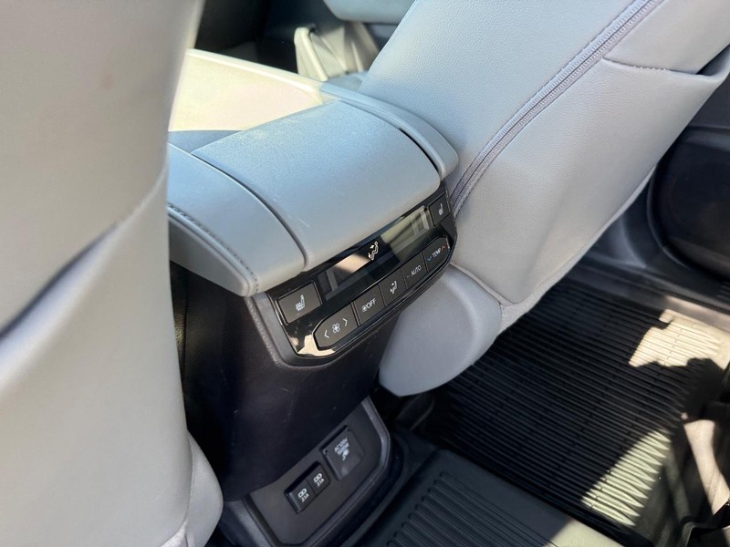 Toyota Highlander Vehicle Full-screen Gallery Image 13