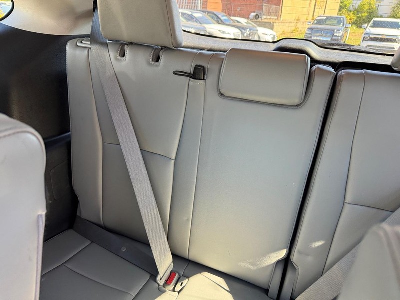 Toyota Highlander Vehicle Full-screen Gallery Image 14