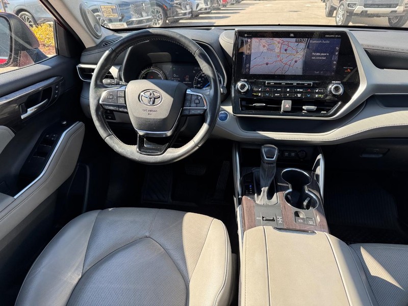 Toyota Highlander Vehicle Full-screen Gallery Image 15