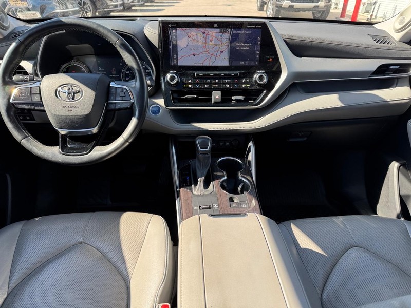 Toyota Highlander Vehicle Full-screen Gallery Image 16