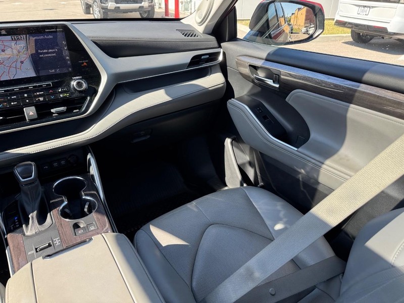 Toyota Highlander Vehicle Full-screen Gallery Image 17