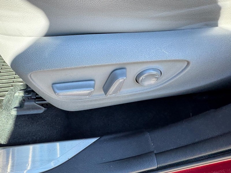 Toyota Highlander Vehicle Full-screen Gallery Image 18