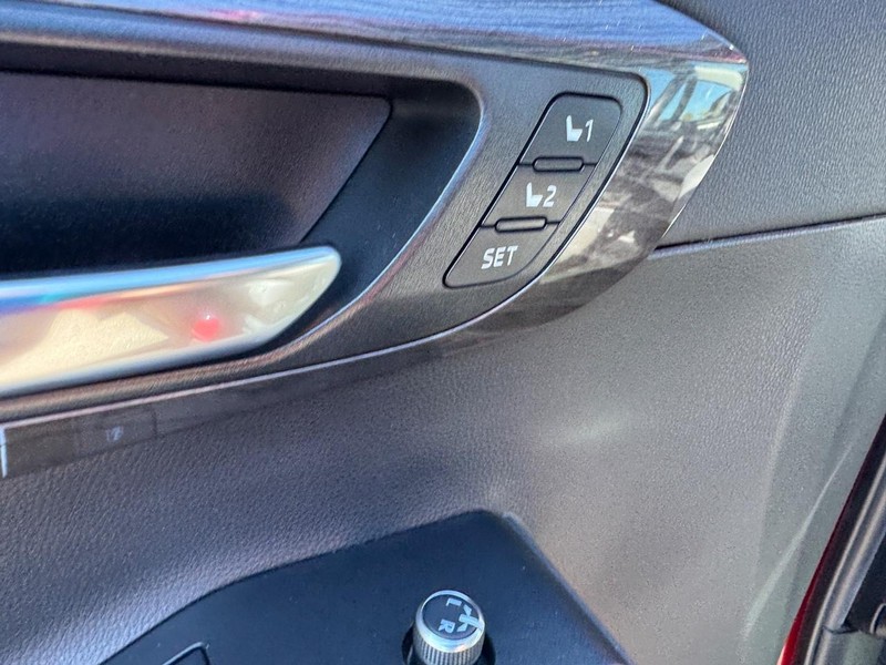 Toyota Highlander Vehicle Full-screen Gallery Image 20