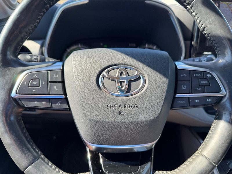 Toyota Highlander Vehicle Full-screen Gallery Image 21