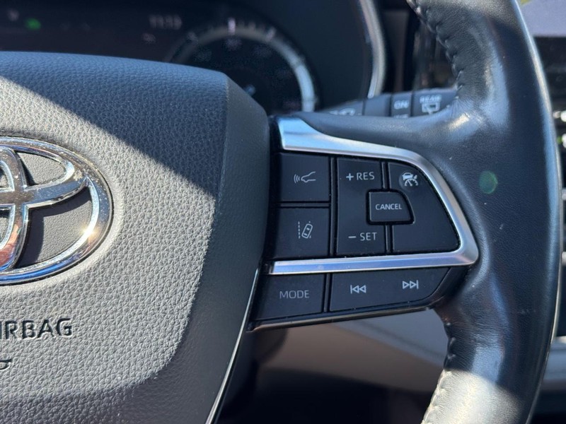 Toyota Highlander Vehicle Full-screen Gallery Image 23