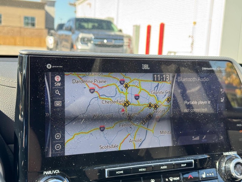Toyota Highlander Vehicle Full-screen Gallery Image 24