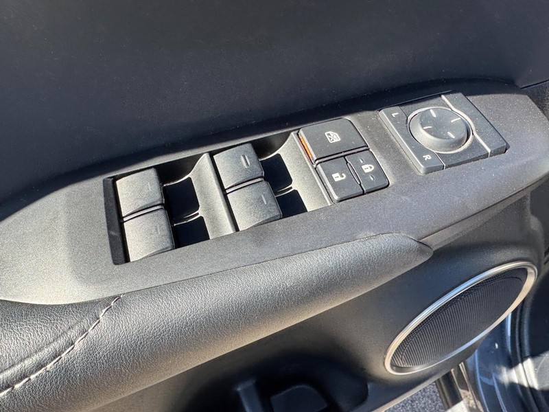 Lexus NX Vehicle Full-screen Gallery Image 18