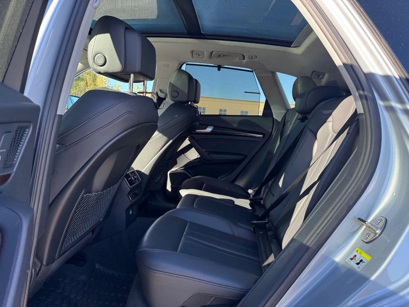 Audi Q5 Vehicle Full-screen Gallery Image 11