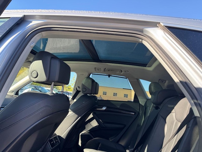 Audi Q5 Vehicle Full-screen Gallery Image 12