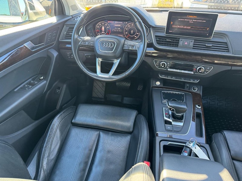 Audi Q5 Vehicle Full-screen Gallery Image 13