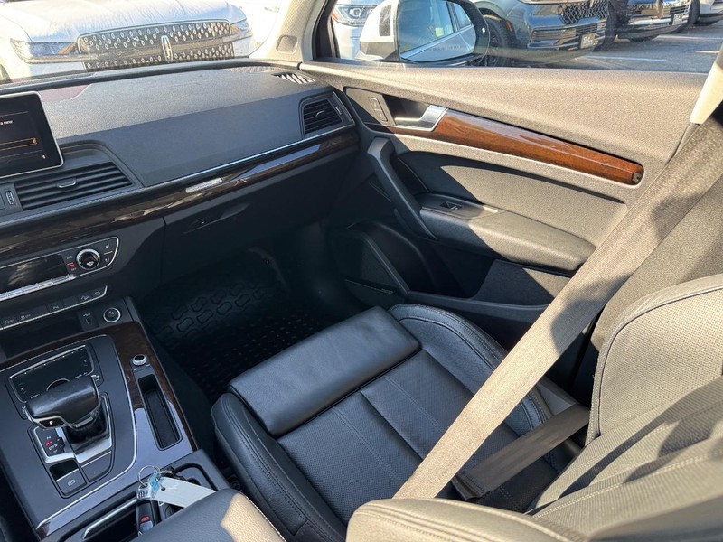 Audi Q5 Vehicle Full-screen Gallery Image 15
