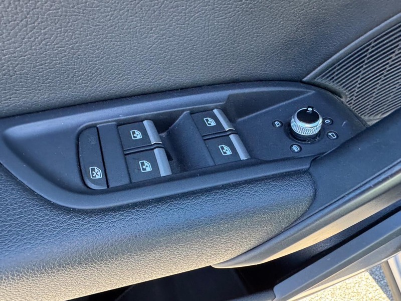 Audi Q5 Vehicle Full-screen Gallery Image 17