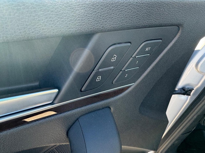 Audi Q5 Vehicle Full-screen Gallery Image 18