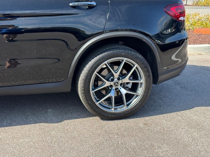 Mercedes-Benz GLC Vehicle Full-screen Gallery Image 10