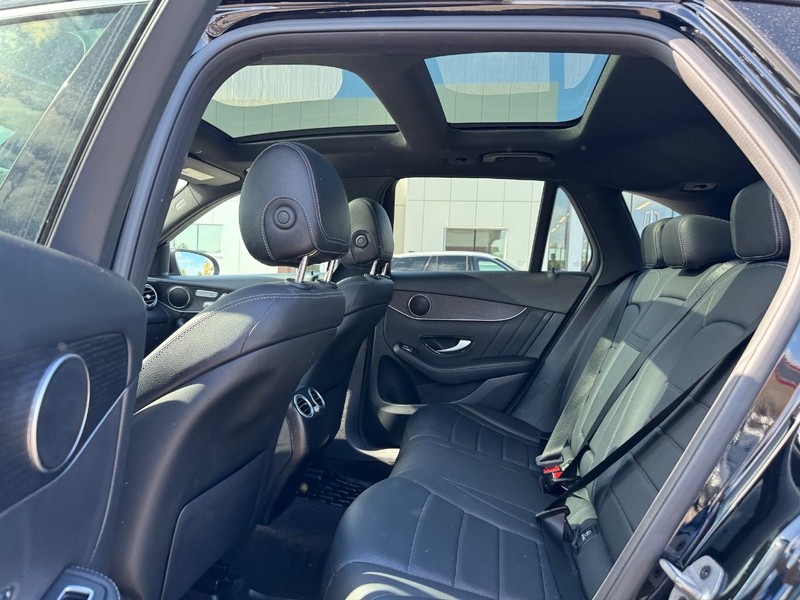 Mercedes-Benz GLC Vehicle Full-screen Gallery Image 11