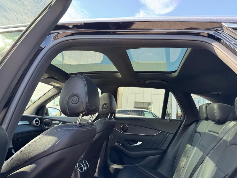 Mercedes-Benz GLC Vehicle Full-screen Gallery Image 12