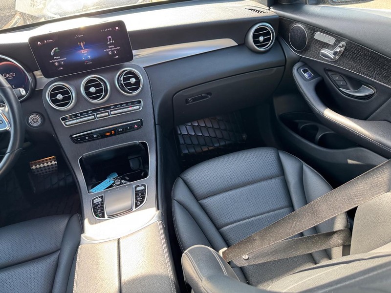 Mercedes-Benz GLC Vehicle Full-screen Gallery Image 16