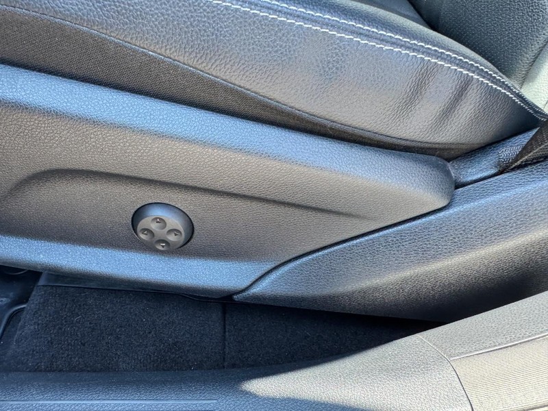 Mercedes-Benz GLC Vehicle Full-screen Gallery Image 17
