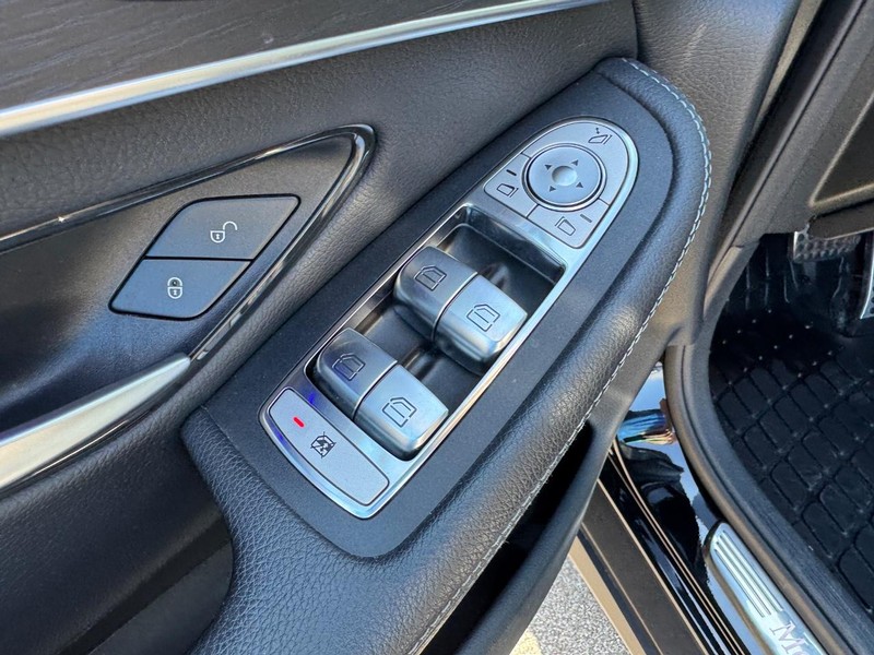 Mercedes-Benz GLC Vehicle Full-screen Gallery Image 18