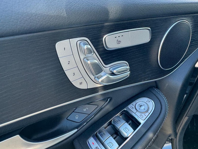 Mercedes-Benz GLC Vehicle Full-screen Gallery Image 19