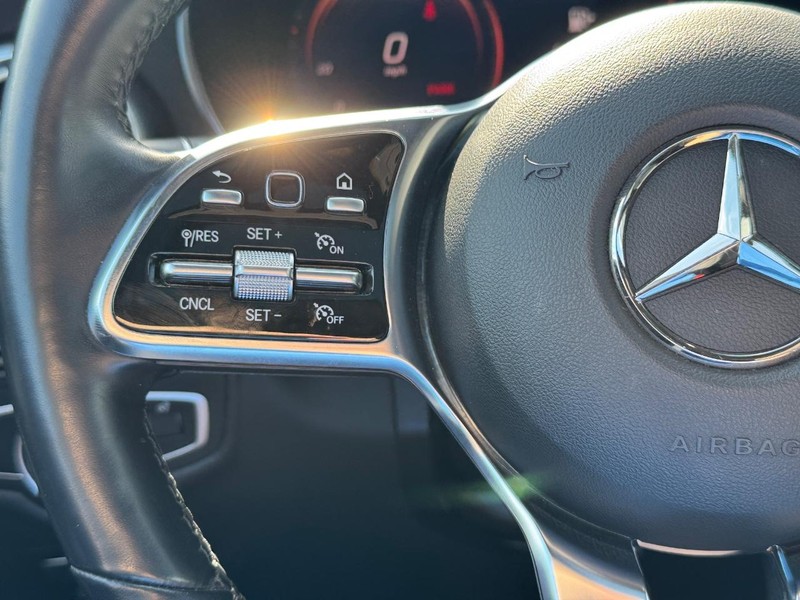 Mercedes-Benz GLC Vehicle Full-screen Gallery Image 21