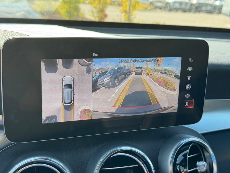 Mercedes-Benz GLC Vehicle Full-screen Gallery Image 23