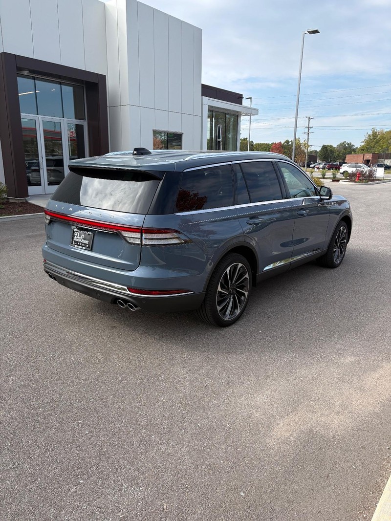 Lincoln Aviator Vehicle Full-screen Gallery Image 03
