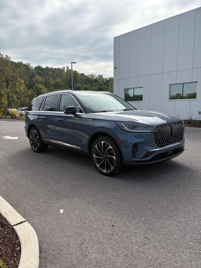 Lincoln Aviator Vehicle Full-screen Gallery Image 04