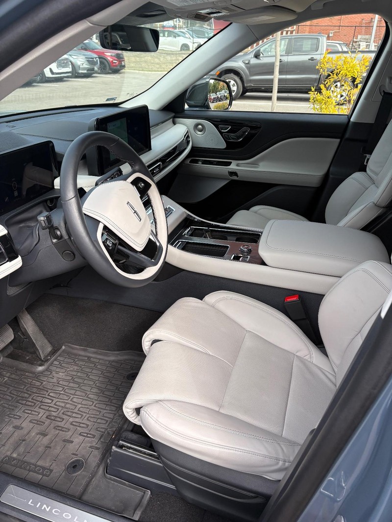 Lincoln Aviator Vehicle Full-screen Gallery Image 06
