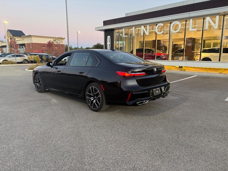 BMW 7 Series Vehicle Full-screen Gallery Image 02