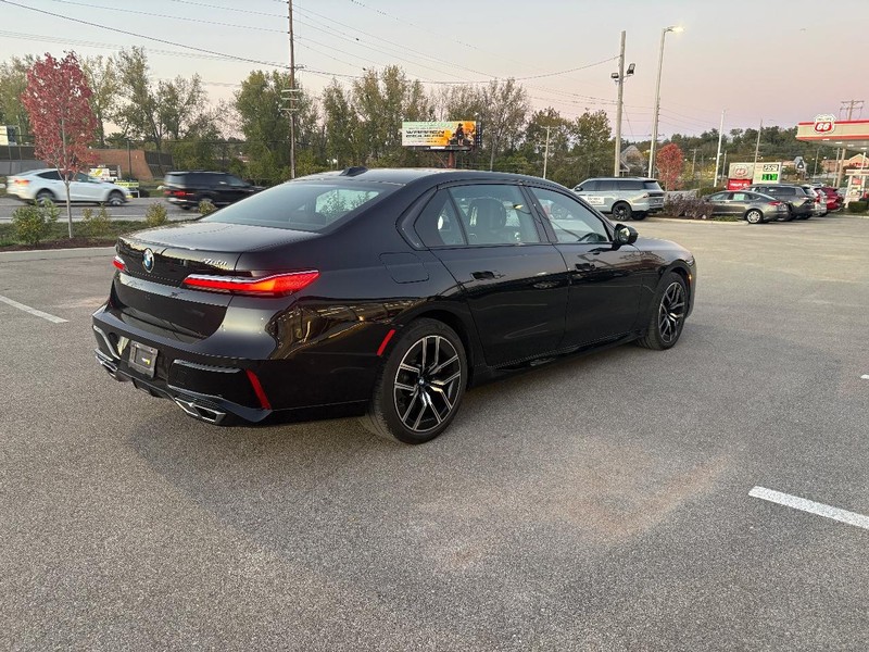 BMW 7 Series Vehicle Full-screen Gallery Image 03