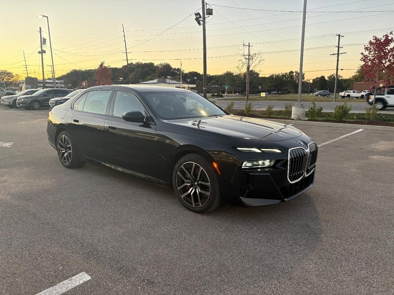 BMW 7 Series Vehicle Full-screen Gallery Image 04