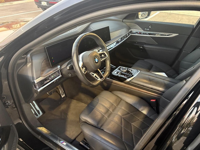 BMW 7 Series Vehicle Full-screen Gallery Image 05