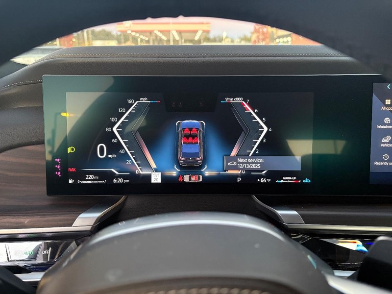 BMW 7 Series Vehicle Full-screen Gallery Image 06