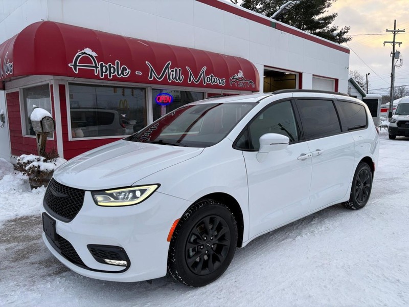 2021 Chrysler Pacifica Touring's photo