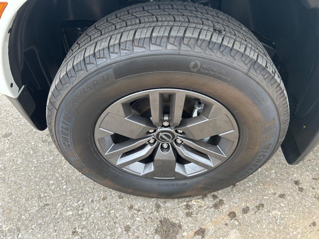 Nissan Frontier Vehicle Full-screen Gallery Image 04