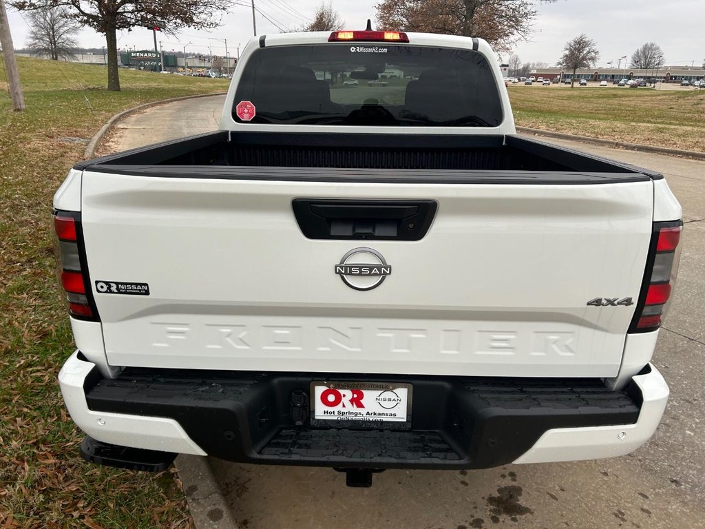 Nissan Frontier Vehicle Full-screen Gallery Image 05