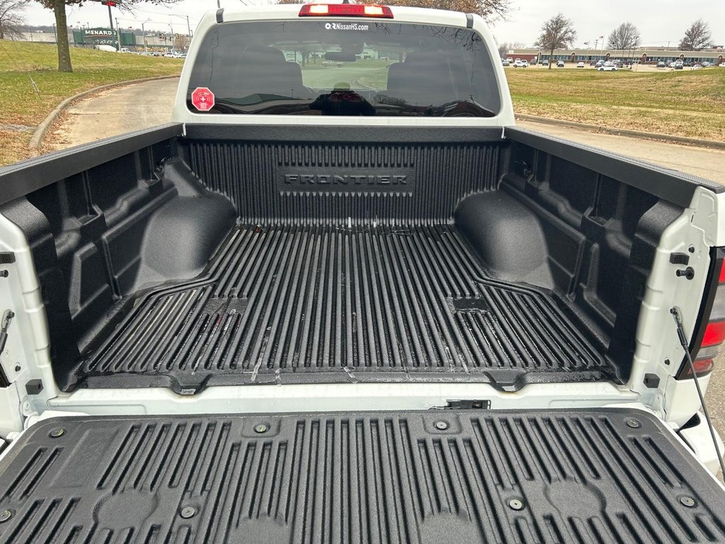 Nissan Frontier Vehicle Full-screen Gallery Image 06