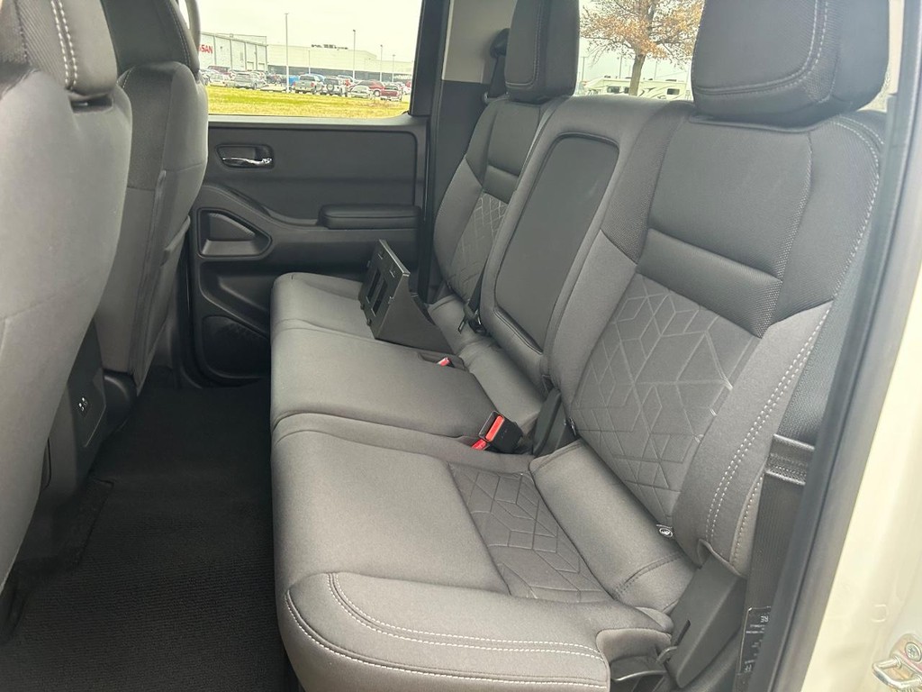 Nissan Frontier Vehicle Full-screen Gallery Image 08