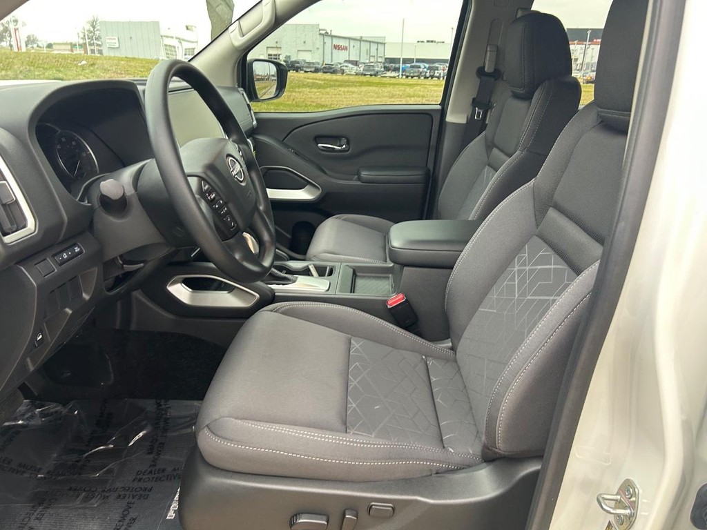 Nissan Frontier Vehicle Full-screen Gallery Image 09