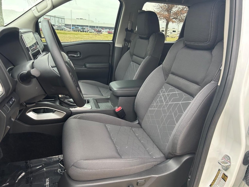 Nissan Frontier Vehicle Full-screen Gallery Image 10