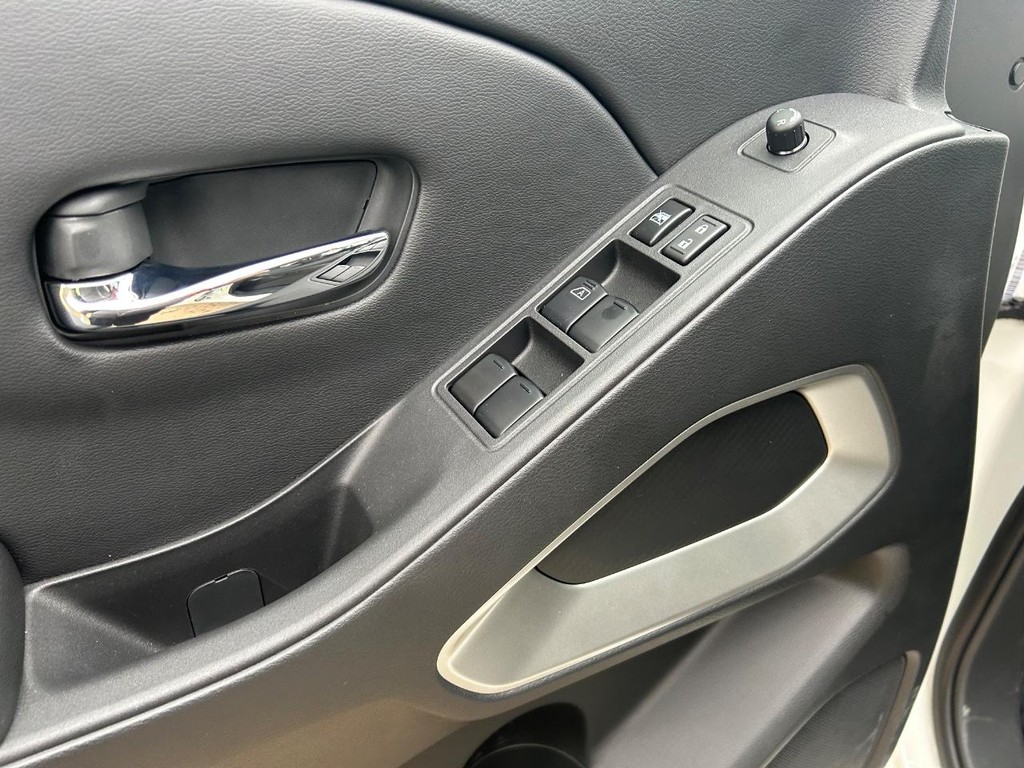 Nissan Frontier Vehicle Full-screen Gallery Image 11