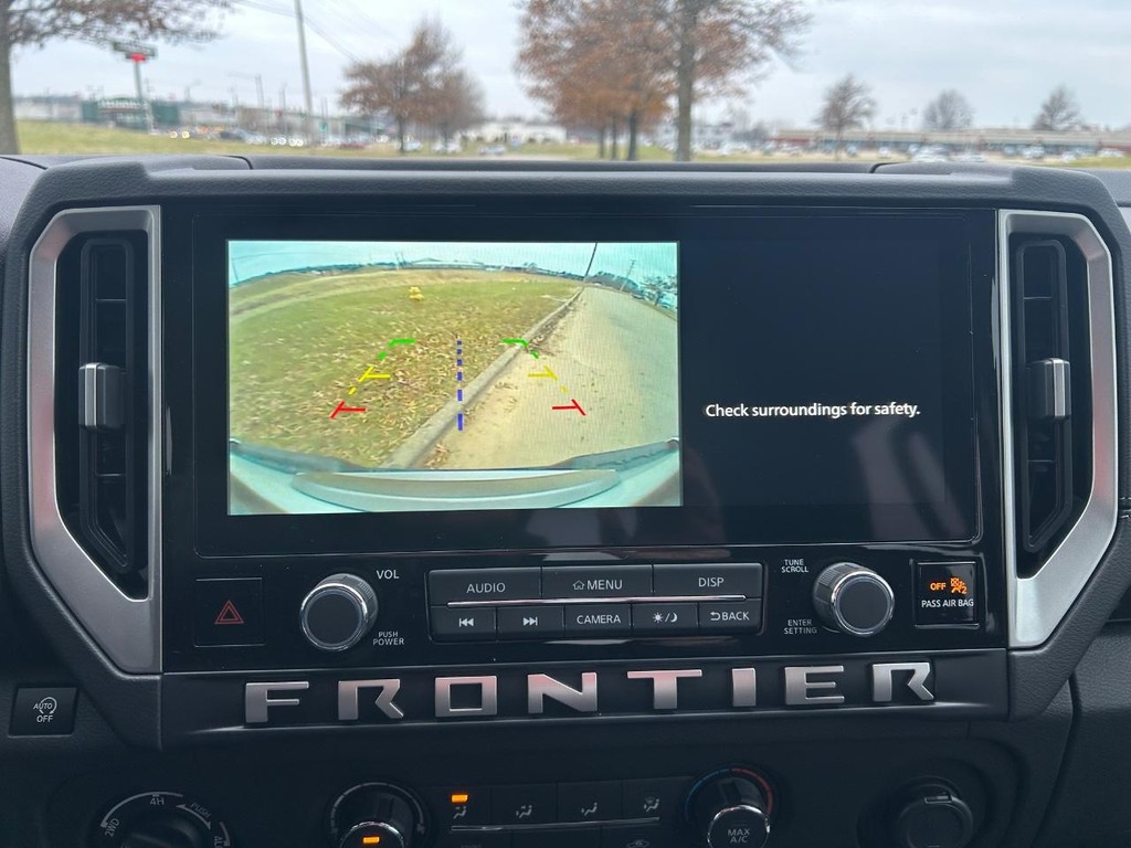 Nissan Frontier Vehicle Full-screen Gallery Image 17