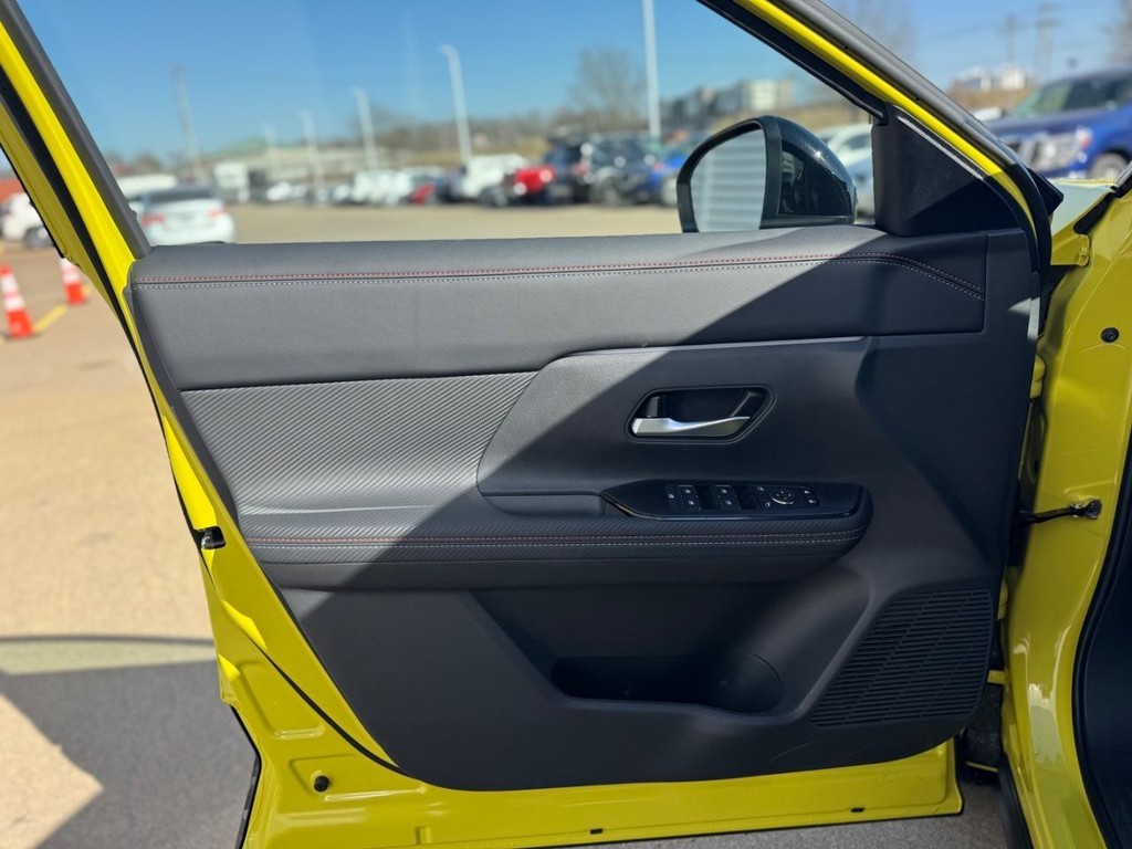 Nissan Kicks Vehicle Full-screen Gallery Image 02