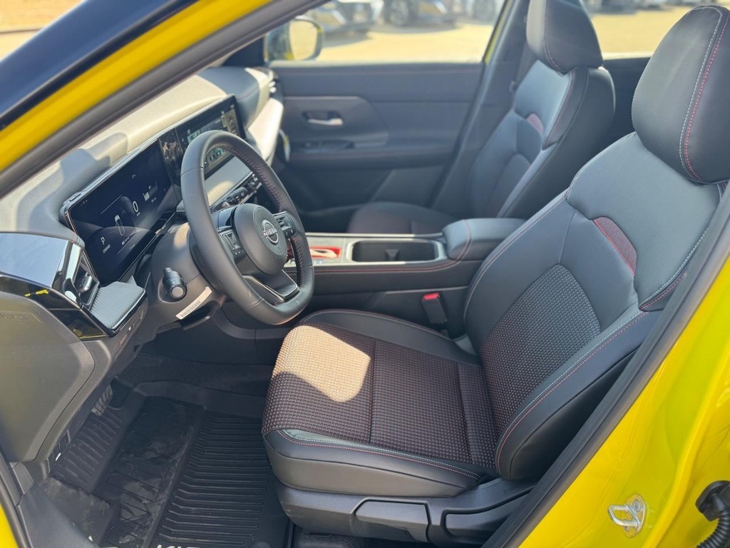 Nissan Kicks Vehicle Full-screen Gallery Image 04