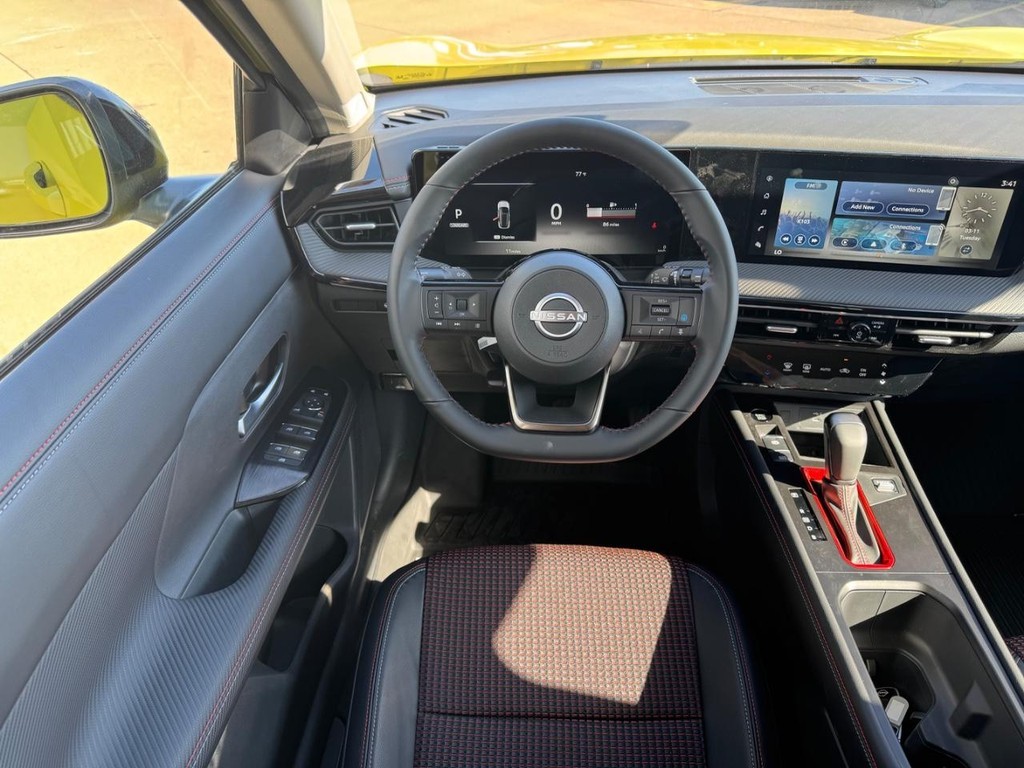 Nissan Kicks Vehicle Full-screen Gallery Image 13