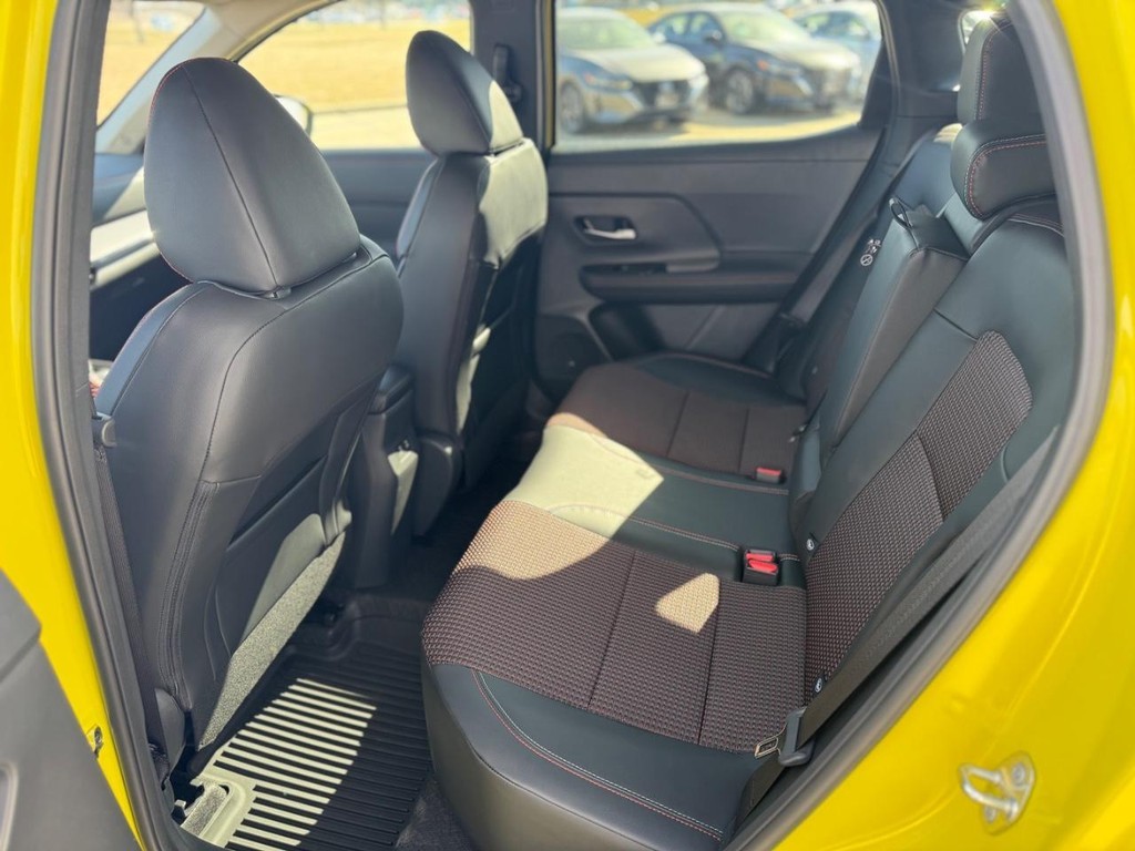 Nissan Kicks Vehicle Full-screen Gallery Image 14