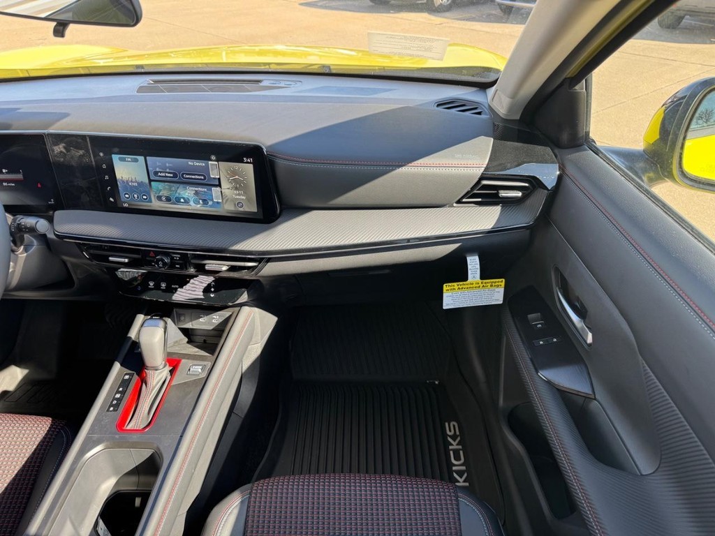 Nissan Kicks Vehicle Full-screen Gallery Image 15