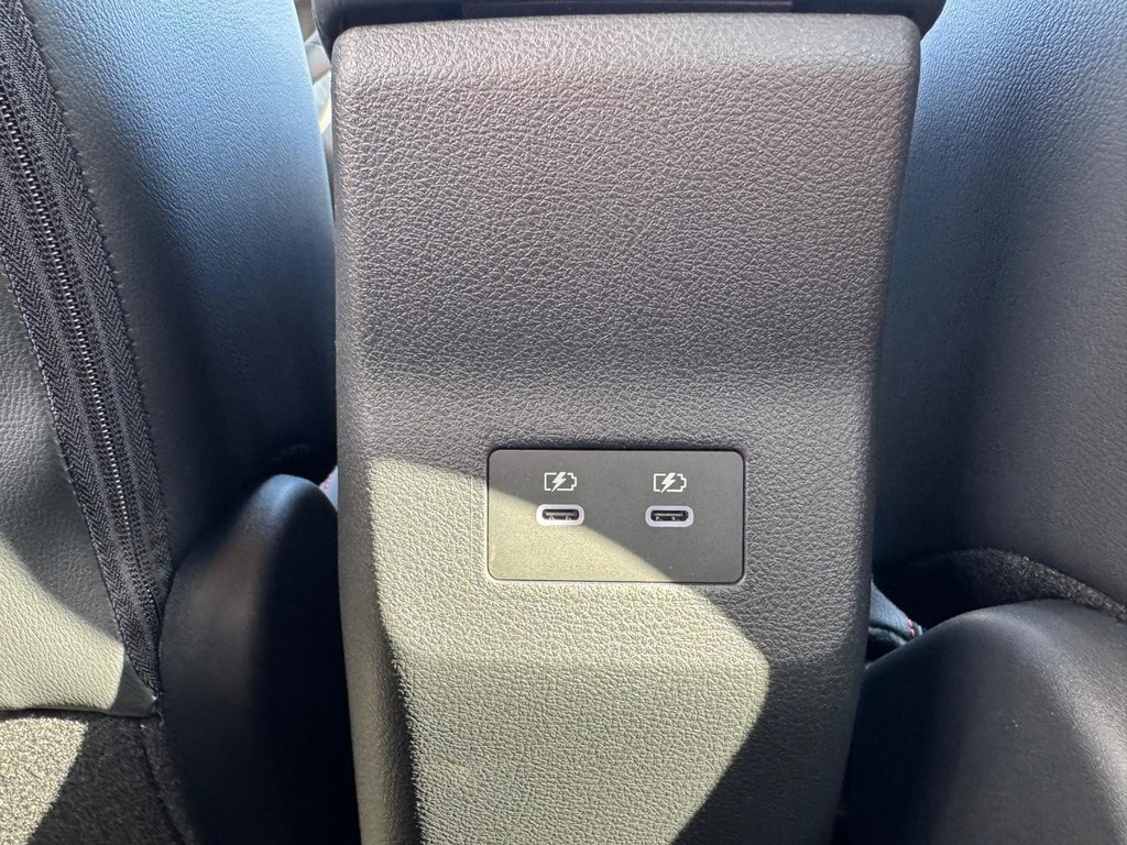 Nissan Kicks Vehicle Full-screen Gallery Image 16